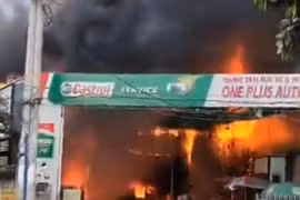 TP HCM: Cháy lớn ở gara, nhiều ô tô bị thiêu rụi