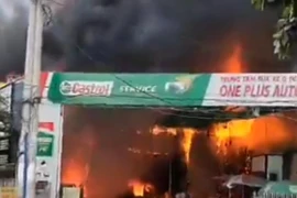 TP HCM: Cháy lớn ở gara, nhiều ô tô bị thiêu rụi