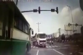 Tài xế vượt đèn đỏ suýt gây tai nạn thảm khốc bị phạt… 1,5 triệu