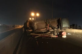 Trắng đêm xử lý sự cố xe tải lật trên cầu dây văng Phú Mỹ