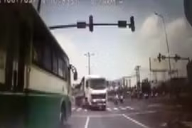 Tài xế vượt đèn đỏ suýt gây tai nạn thảm khốc bị phạt… 1,5 triệu