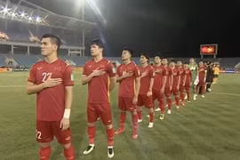 Video: Quốc ca Việt Nam bị tắt tiếng “vì lý do bản quyền” ở AFF Cup