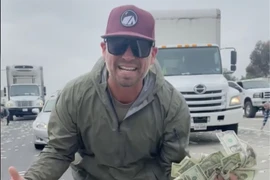 Video: “Mưa tiền” ào ạt trút xuống đường cao tốc