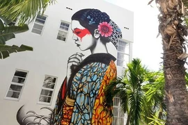 Video vẽ tranh tường cao tới 60cm gây sốt