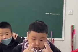 Video: Màn “làm phép” mong đạt điểm cao trong giờ thi