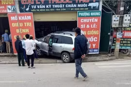 Video: Xế hộp mất lái người phụ nữ thoát chết trong gang tấc