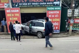 Video: Xế hộp mất lái người phụ nữ thoát chết trong gang tấc