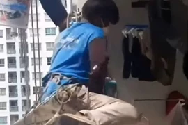 Video: Thực hư thợ sơn suýt mất mạng vì cư dân trong chung cư