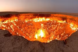 Video: Vì sao “cổng địa ngục” luôn đỏ lửa suốt nhiều thập kỷ?