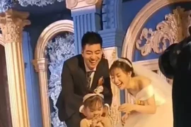 Video: “Kẻ thứ 3” cướp nhẫn cưới, cô dâu chú rể đứng “tẽn tò”