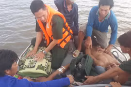 Ngạt khí dưới hầm tàu cá khiến 4 người chết, 1 người nguy kịch 