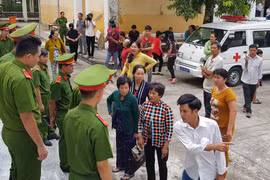 Hơn chục người đại náo trước tòa án tỉnh, mắng chửi HĐXX 