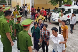 Hơn chục người đại náo trước tòa án tỉnh, mắng chửi HĐXX 