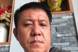 Công an thị trấn Dương Đông làm việc với chủ quán phở liên tục đe dọa người làm báo