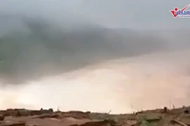 Video: Vỡ đập thủy điện ở Lào, 5 tỷ m³ nước đổ xuống hạ lưu