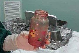 Nguy kịch vì nhét bình sữa vào hậu môn chữa thoái hóa cột sống