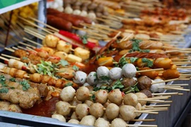 Bé 7 tuổi bị que xiên cá viên đâm xuyên hậu môn lúc nô đùa