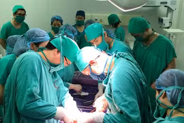 Phẫu thuật lấy thai cho bệnh nhân u gan nặng tại BV Sản Nhi Quảng Ninh