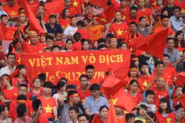 CĐV reo hò vỡ tung khán đài chào đón đoàn Thể thao Việt Nam