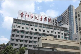 Nhập viện vì hóc táo, cậu bé 2 tuổi nhiễm HIV