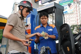 Xăng tăng giá 189 đồng/lít từ 15h chiều nay