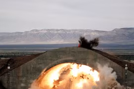 Khoảnh khắc bom xuyên boong-ke Nga hủy diệt căn cứ IS