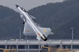 Hỏng động cơ, tiêm kích J-10 Trung Quốc lao xuống đất
