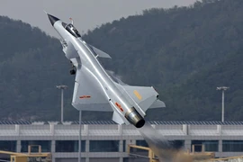 Hỏng động cơ, tiêm kích J-10 Trung Quốc lao xuống đất