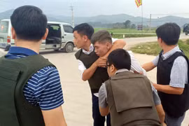 Cả trăm cảnh sát vây nhóm nghi buôn ma túy, ôm súng cố thủ trong xe