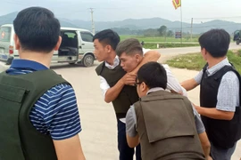 Cả trăm cảnh sát vây nhóm nghi buôn ma túy, ôm súng cố thủ trong xe