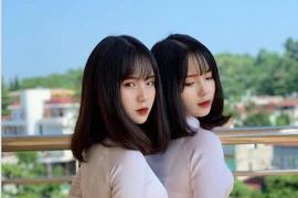 Cặp chị em song sinh xinh như búp bê gây sốt trong ngày khai giảng