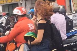 Đội mũ bảo hiểm là quyền của khách, khi bị phạt lại là lỗi của xe ôm?