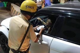 Tài xế say xỉn, chở cả gia đình trên cabin container đi chơi lễ