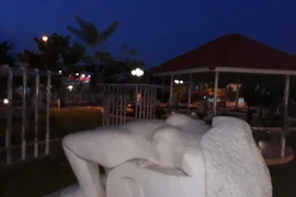 Di dời tượng phụ nữ lõa thể khỏi khu vực gần Miếu Bà Chúa Xứ