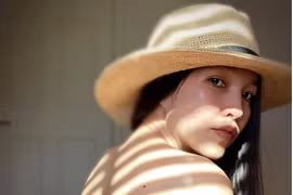 Hiền Thục lên tiếng sau bức ảnh lấy tay che ngực trần gây tranh cãi