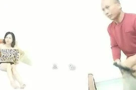 Lõa thể ôm đồng nghiệp chữa bệnh: Lộ tin nhắn tình cảm?