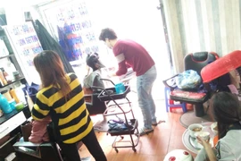 Lạ lùng gia đình trẻ trụ lại Hà Nội “cày” việc, chiều mùng 1 mới về quê