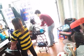 Lạ lùng gia đình trẻ trụ lại Hà Nội “cày” việc, chiều mùng 1 mới về quê