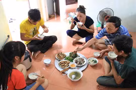 Thói quen ngồi khoanh chân khi ăn cơm không ngờ nhiều lợi ích tới vậy