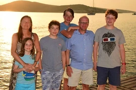 Nuôi 4 con tự kỷ, người mẹ tuyệt vọng đã làm điều không ngờ