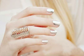 Người có móng tay nhỏ cứ sơn kiểu này thì ai dám chê