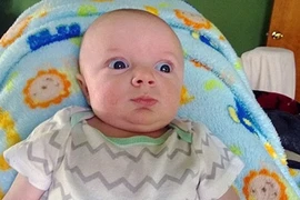 Biểu cảm căng thẳng siêu đáng yêu của bé sơ sinh