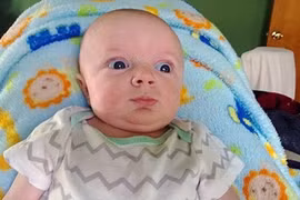 Biểu cảm căng thẳng siêu đáng yêu của bé sơ sinh