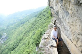 Dành 36 năm đục núi dẫn nước về làng, cụ ông khiến ai cũng phục