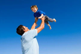 Chơi đùa kém hiểu biết, cha mẹ khiến con mang tật suốt đời