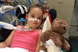 Kỳ diệu hành động chị gái cứu sống em mắc bệnh cực dị