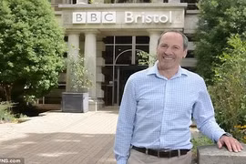 Sau tai nạn, MC đài BBC nghĩ mình đang sống năm 1950