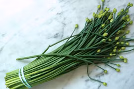 Bài thuốc từ lá hẹ chữa đau họng, đau răng, viêm tai cực tốt