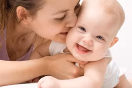 Sáng ngủ dậy, mẹ hãy làm 5 điều này cho con yêu