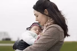 Mẹ đơn thân khổ sở khi suốt ngày bị gạ tình